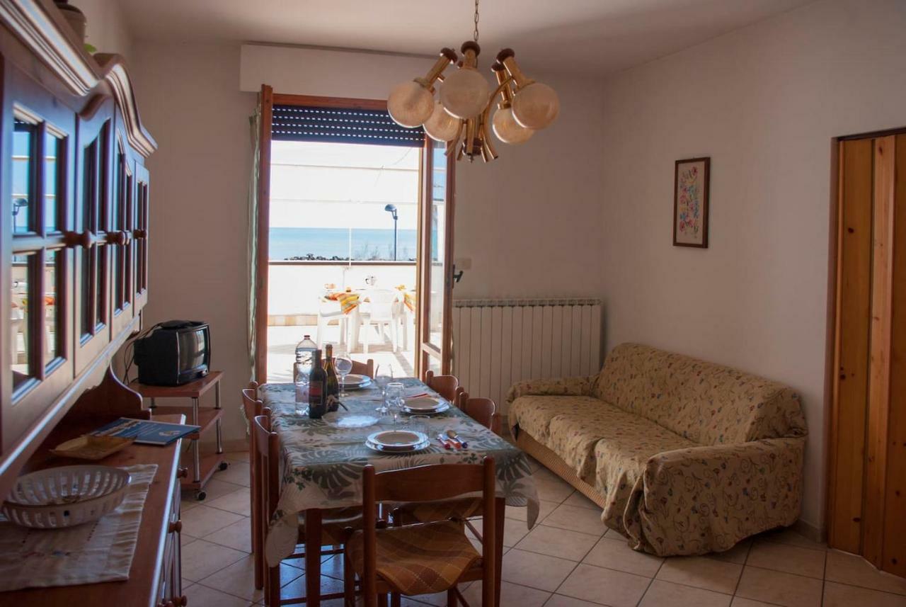 Appartamento Di Antonio Fronte Mare Монтесильвано Экстерьер фото