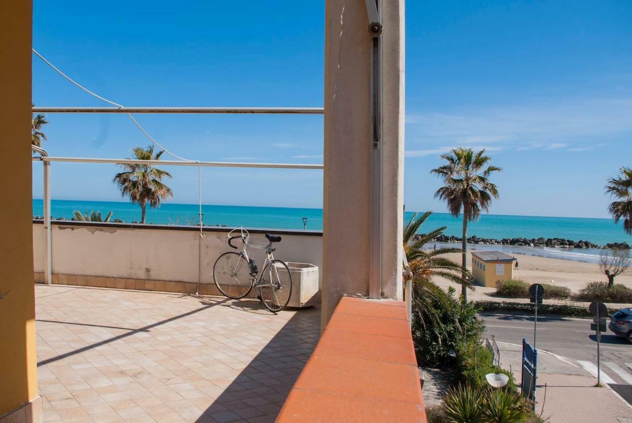 Appartamento Di Antonio Fronte Mare Монтесильвано Экстерьер фото